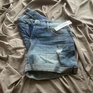NEVER WORN — time and tru mid rise light wash shorts (size 10)